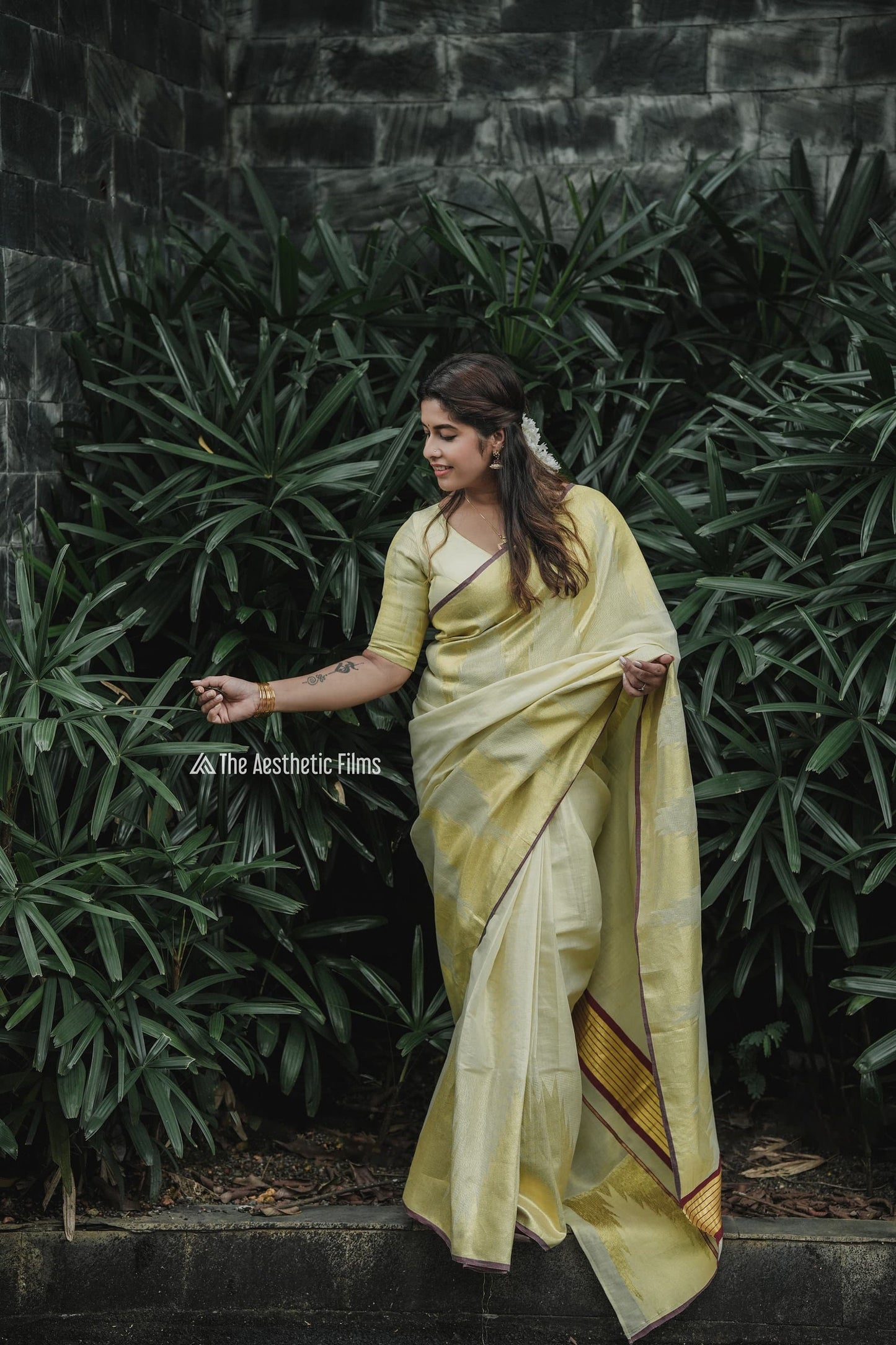 Kerala Special Big Temple Border Golden Tissue Handloom Replica Saree 6.25 mtr,Kerala Saree,Vishu,Onam ,Party wear,Pooja,Festival,Wedding.